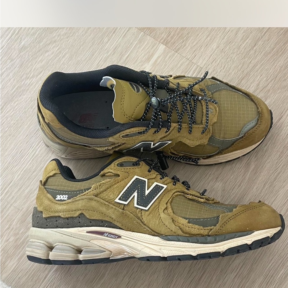 New Balance unisex/men/women Olive and Tan Sneakers women’s 7.5 men’s 6